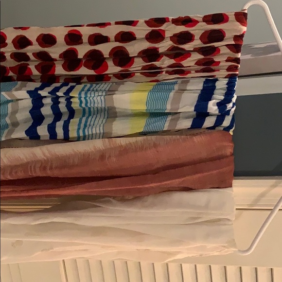 Four scarves - Picture 2 of 6